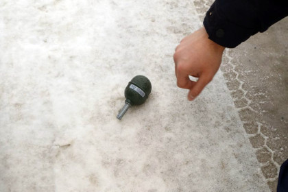 Новосибирец заметил гранату на обочине улицы Бардина в Калининском районе