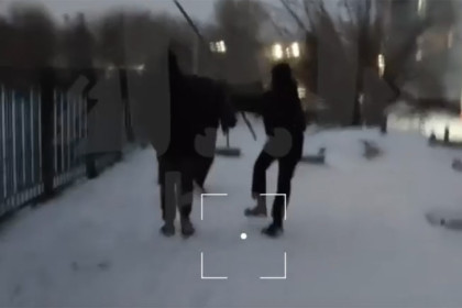 Подростки лопатой избили дворника в Новосибирске под нацистские лозунги