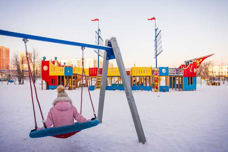 Пятьсот тысяч после падения на качелях выплатили школьнице в Новосибирске