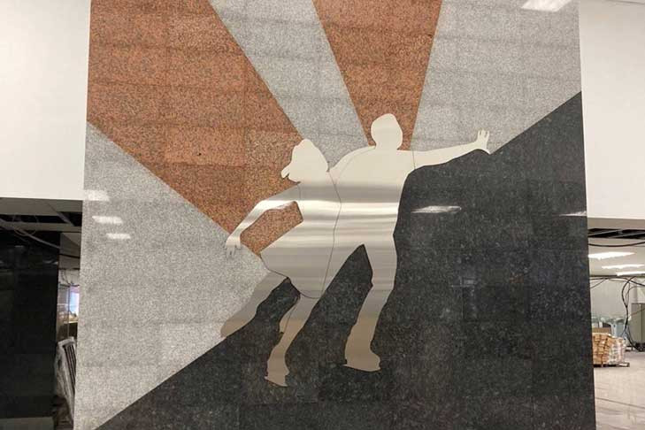 Танцующие фигуристы украсили вестибюль станции метро «Спортивная»
