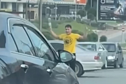 Пешеход разогнал утреннюю пробку на Ипподромской в Новосибирске