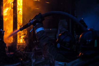 Дом без хозяев сгорел с утра в Ленинском районе Новосибирска