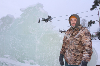 Скульптор из Новосибирска создает новогодний арт-объект из озерного льда в Искитиме