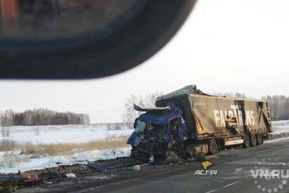 Лобовое столкновение Volvo и Scania парализовало движение под Новосибирском