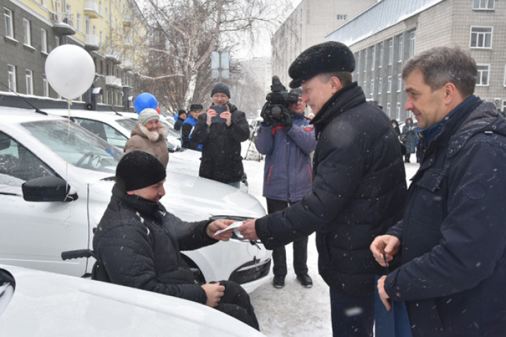 Ключи от 11 автомобилей вручены пострадавшим на производстве новосибирцам