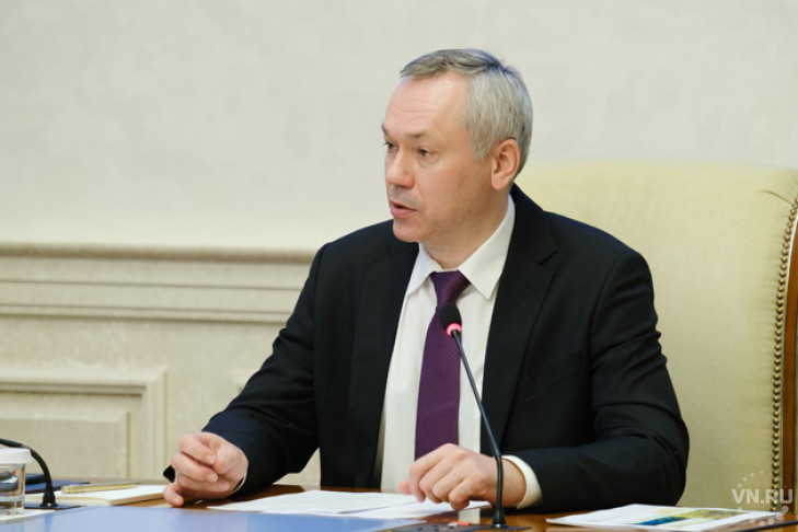 Губернатор Андрей Травников поручил совместить проведение ежегодных профосмотров с возможностью вакцинации от COVID-19