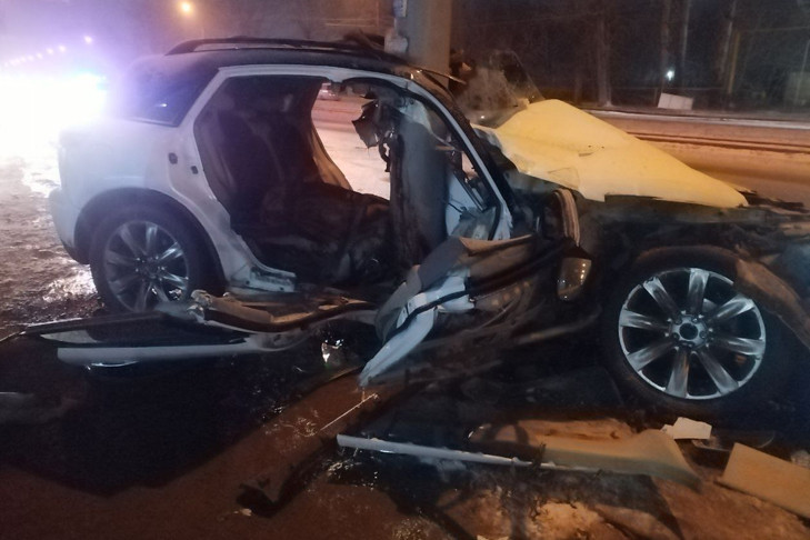 Мужчина погиб при столкновении автомобиля со световой опорой в Новосибирске
