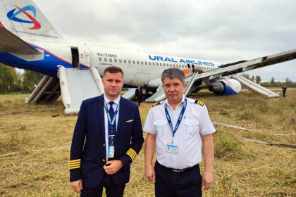 Путин поаплодировал пилотам севшего в поле самолета «Уральских авиалиний»