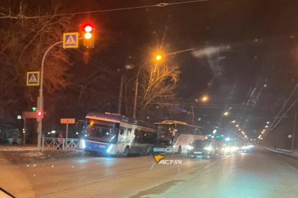 Туристка пострадала в ДТП с троллейбусом на Станционной в Новосибирске