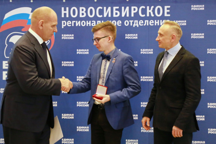 Герой России вручил медали добровольцам Волонтерского центра партии