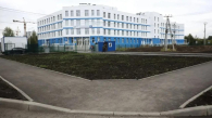 Новую поликлинику №13 в Новосибирске окружили парковками и тротуарами