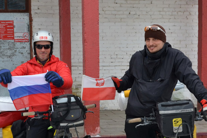 Поляки на велосипедах спаслись от мороза в Шипуново