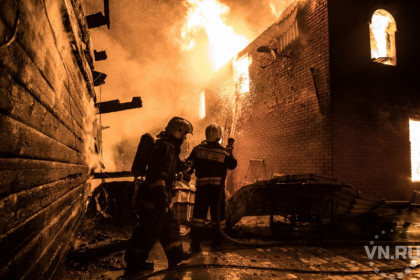 Огонь на площади 500 кв. м: крупный пожар в частном секторе Новосибирска 