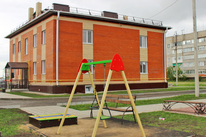 Более 100 домов для детей-сирот и бюджетников построили в Новосибирской области