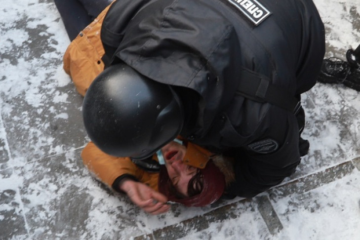  Сотрудники полиции спасли жизнь одному из участников несанкционированного митинга в Новосибирске 