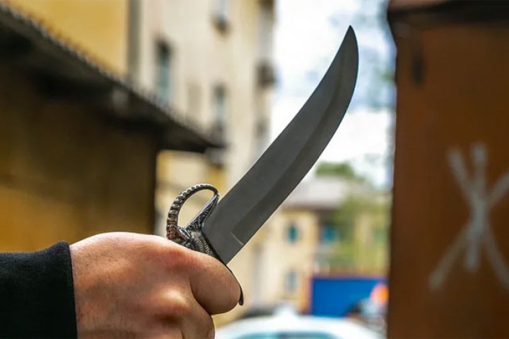 Подросток 10 раз всадил нож в шею противника из-за чужой женщины
