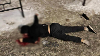 Лужа крови у подъезда: тело мужчины обнаружили в Новосибирске