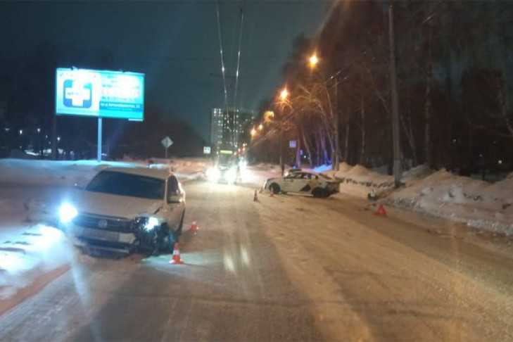 Два такси столкнулись в Новосибирске: выбило колесо и пострадал мальчик
