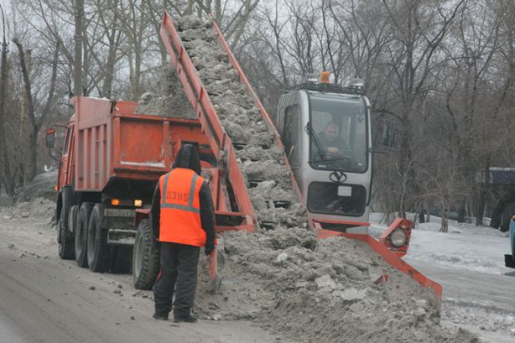 10 тысяч тонн песко-соляной смеси покрыли дороги Новосибирска в Новый год