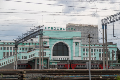 Поезда в Новосибирск опоздают на 6 часов из-за крушения на Урале