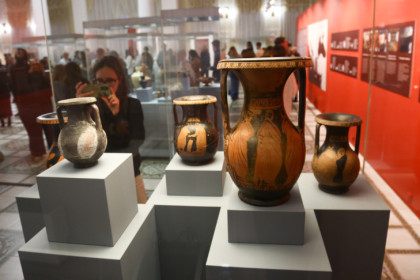 «Искусство Древней Греции»: в Новосибирске открылась выставка античной керамики