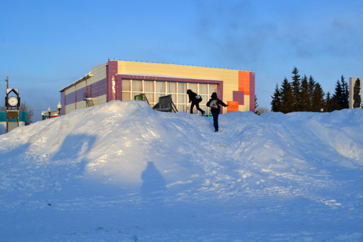 Снегоотвал устроили на центральной площади Кочек