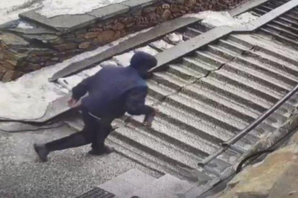 Кошелек у 85-летнего пенсионера украл вор-бегун в Новосибирске