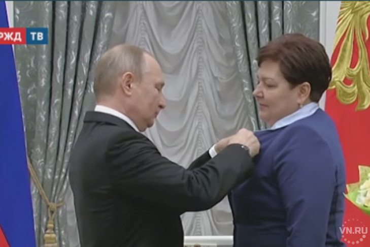 Владимир Путин наградил работницу станции Инская