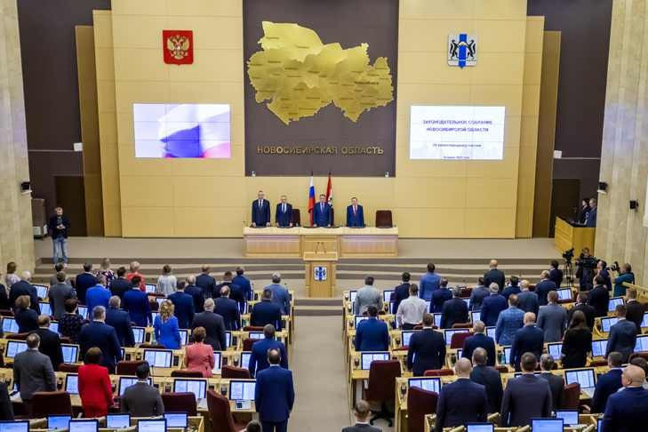Депутатам-добровольцам аплодировали стоя на сессии Заксобрания в Новосибирске
