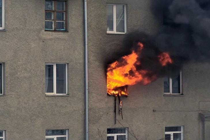 Пустая квартира вспыхнула в самом центре Новосибирска