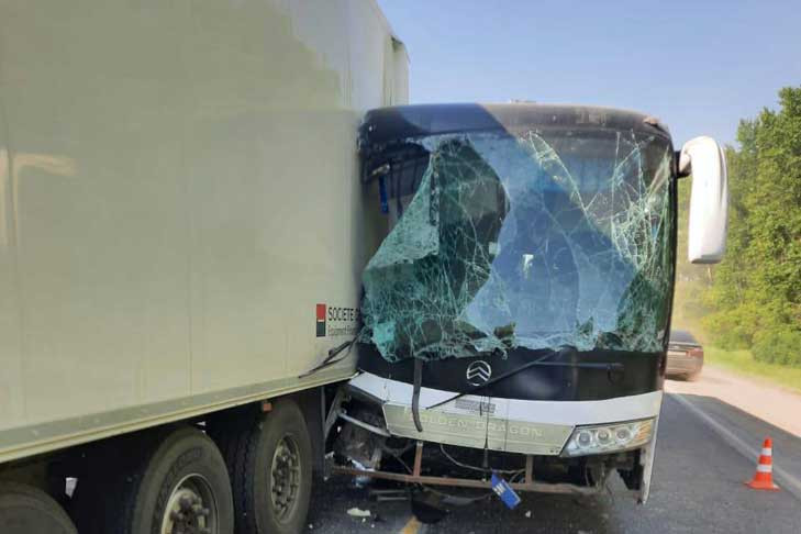 На водителя автобуса из Новосибирска завели уголовное дело после ДТП в Кузбассе
