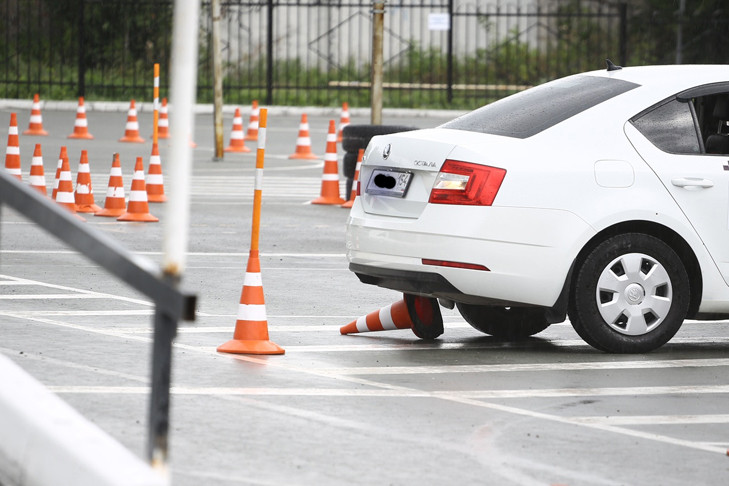 В Новосибирске директор элитной автошколы попалась на крупной взятке ГАИ