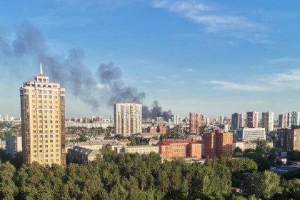 Расселенные бараки загорелись в центре Новосибирска