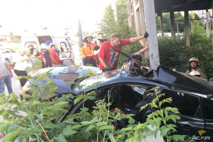 Mazda врезалась в металлическую стену на Ипподромской магистрали в Новосибирске