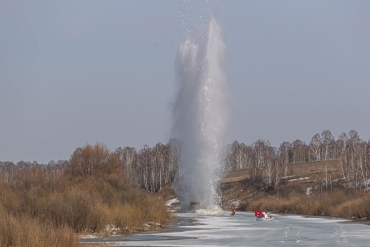 Взрывами ломают опасный лед на реках Новосибирской области