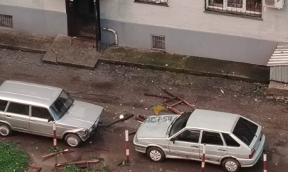 Ураган вырвал: упавшая балконная рама едва не придавила ребёнка в Новосибирске
