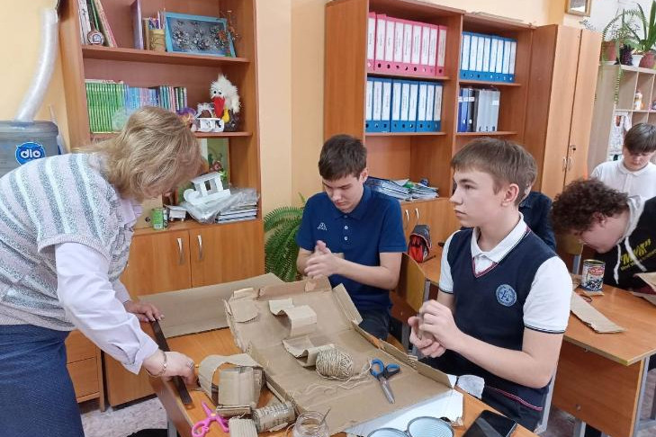 Тысячу блиндажных свечей готовят на СВО школьники Новосибирска