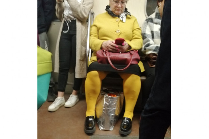 Толстая бабушка без. Бабки в метро. Трусы в общественном транспорте. Ноги старушек в метро. Бабушка в желтом.