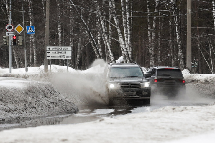 Автоинспекторы предупреждают об опасных дорожных условиях в Новосибирске