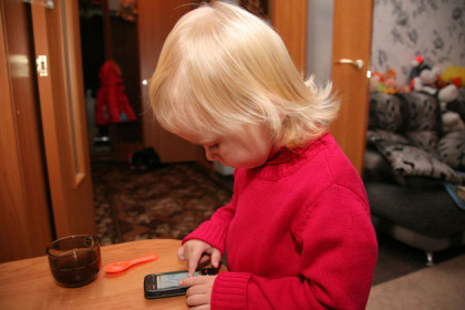«Смертельный мед» – зависимость от смартфонов губит психику детей