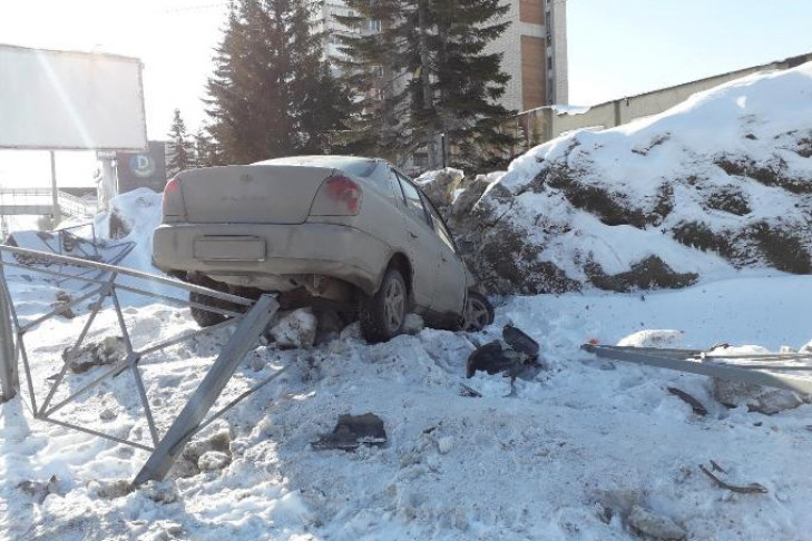 «Летающий» автомобиль застрял в ледяной горе в Бердске