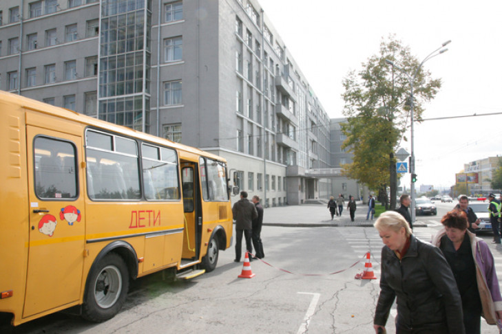 Новые школьные автобусы и «скорые» закупят для Новосибирской области