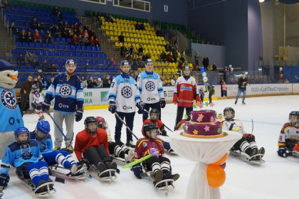 Хоккеисты «Сибири» сыграли с маленькими следж-хоккеистами из Бердска 