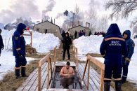 В Новосибирской области на Крещение в прорубь окунулись более восьми тысяч человек