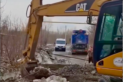 Дорогу разрыли в Октябрьском районе Новосибирска для пропуска талых вод