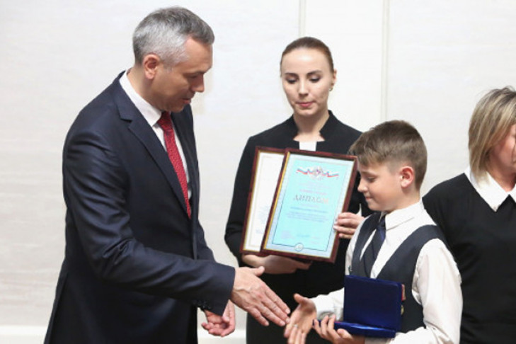 Андрей Травников вручил награды РФ и НСО: список 46 награжденных 