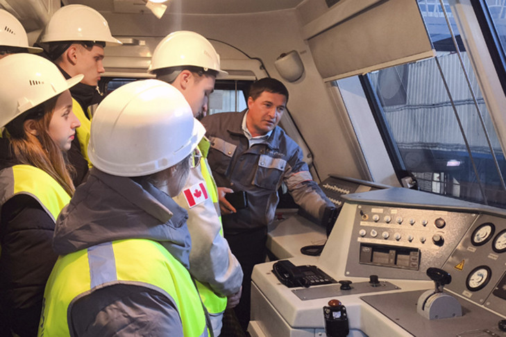 Почти 500 школьников и студентов посетили локомотивные депо Западно-Сибирского филиала «Локотех-сервиса»