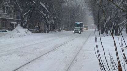 Трамваи часами стоят в пробках из-за застрявших в снегу автомобилей на Вертковской в Новосибирске