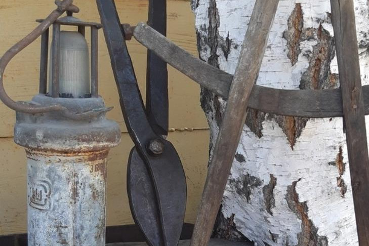 Старинный шахтерский фонарь и ножницы откопали в микрорайоне Бугры в Новосибирске