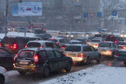 Снежный коллапс в Новосибирске 17 февраля: дичайшие пробки весь день